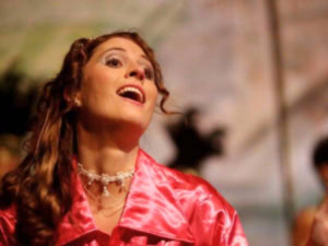 Tänzerin auf der Bühne in pinken Shirt