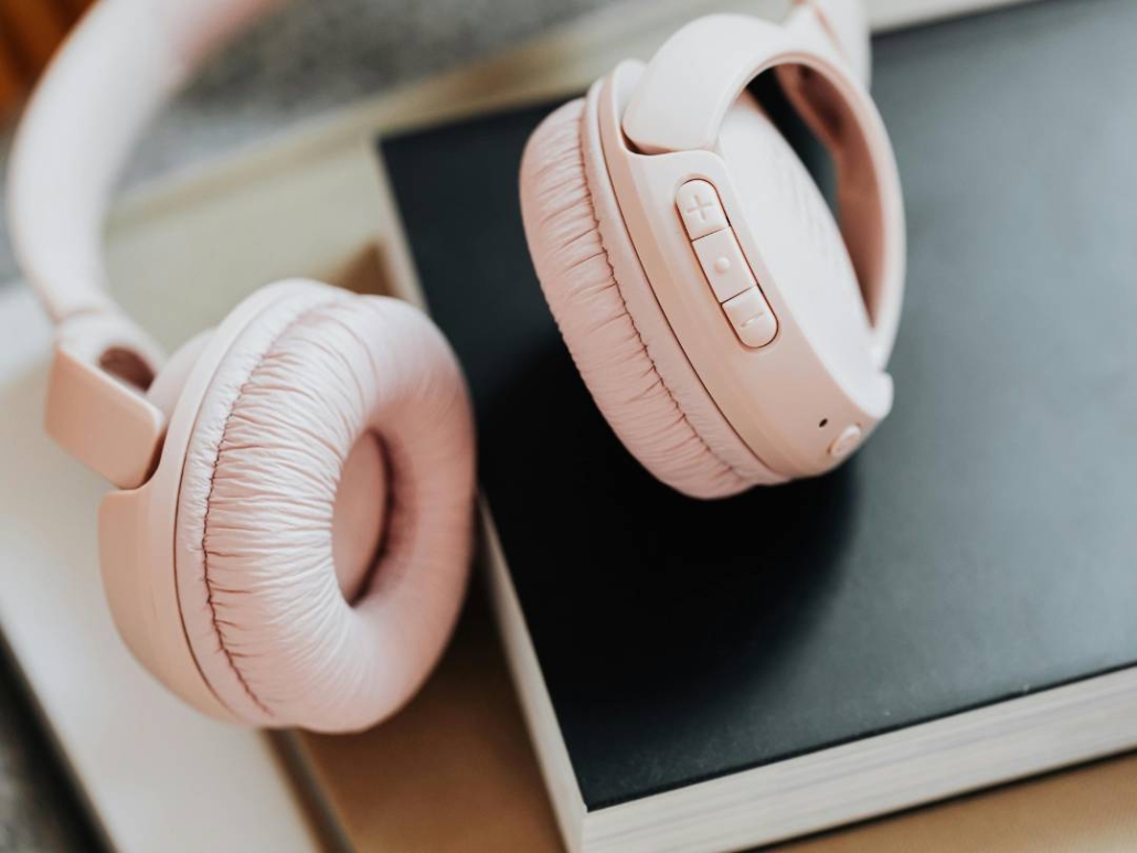 Kopfhörer liege auf einem Buch