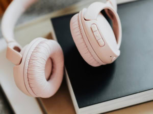 Kopfhörer liege auf einem Buch