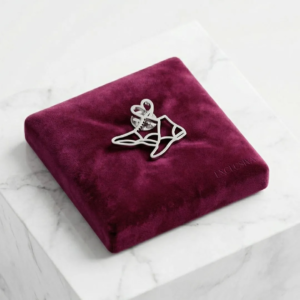 Pin "Gardesteifel" auf Samtkissen