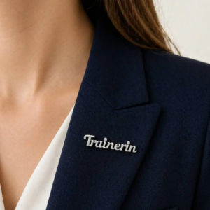 Pin "Trainerin" am Blazer